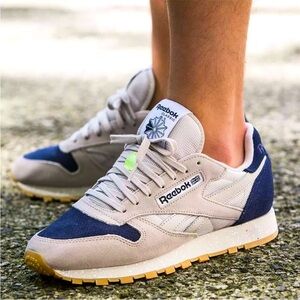 Reebok CL Suede Men’s Size 8 Shoes Universal Beige Navy Blue RARE Discontinued